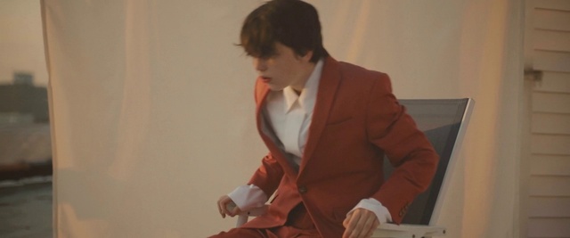 Video Reference: Suit trousers, Dress shirt, Sleeve, Gesture, Collar, Blazer, Suit, Formal wear, Event, White-collar worker