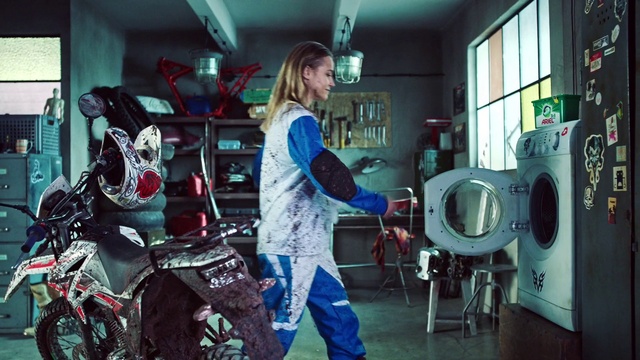 Video Reference: Tire, Wheel, Automotive tire, Automotive lighting, Automotive design, Motor vehicle, Motorcycle, Fender, Engineering, Headlamp