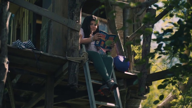 Video Reference: Wood, Leisure, Tree, Jungle, Grass, City, T-shirt, Forest, Sitting, Recreation