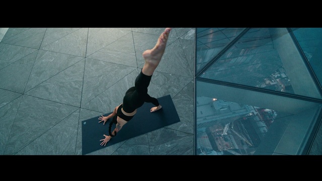 Video Reference: Flash photography, Thigh, Sportswear, Performing arts, Knee, Human leg, Entertainment, Event, Balance, Electric blue