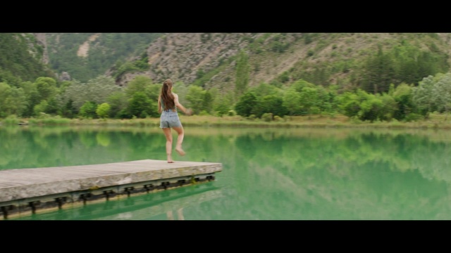 Video Reference: Water, Plant, People in nature, Green, Tree, Natural landscape, Lake, Happy, Grass, Leisure