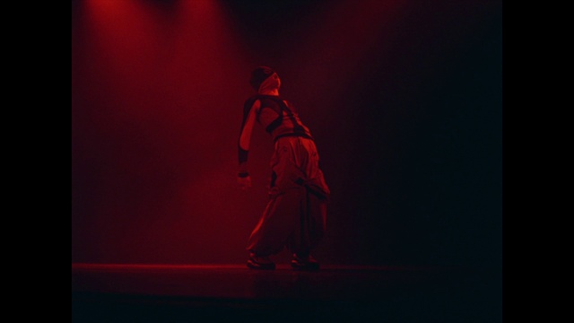 Video Reference: Sleeve, Performing arts, Entertainment, Magenta, Music, Choreography, Event, Electric blue, Darkness, Carmine