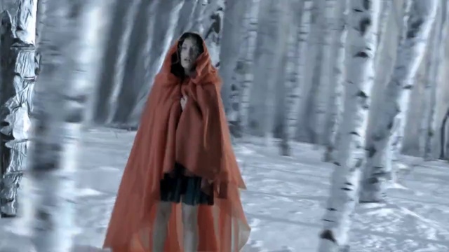 Video Reference: Sleeve, Grey, Street fashion, Wood, Snow, Eyewear, Freezing, Fashion design, Long hair, Formal wear