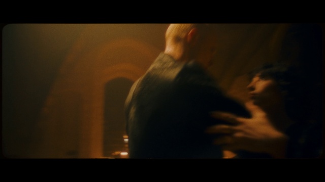 Video Reference: Flash photography, Gesture, Event, Entertainment, Darkness, Elbow, Backlighting, Performing arts, Room, Art