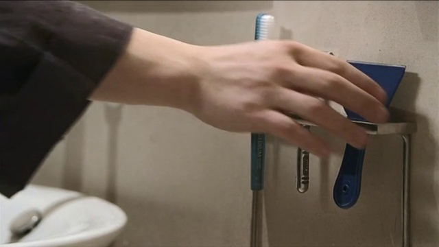 Video Reference: Shoulder, Neck, Sleeve, Waist, Gesture, Finger, Thumb, Wood, Wrist, Nail