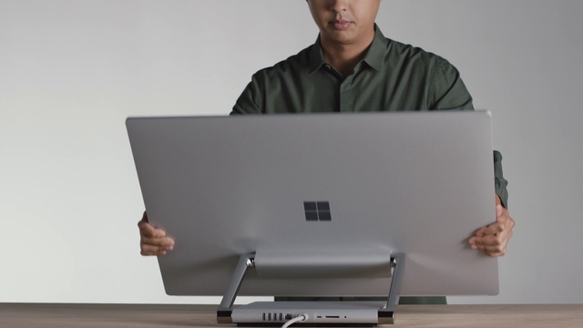 Video Reference: Computer, Laptop, Personal computer, Photograph, Output device, Netbook, Sleeve, Gadget, White-collar worker, Electronic device