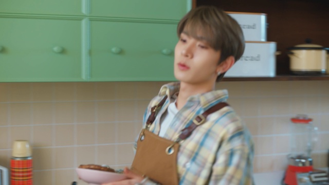 Video Reference: Event, Cooking, T-shirt, Room, Job, Sitting, Fun, Class, Education, Plaid