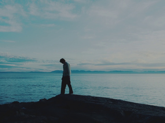 Video Reference: Cloud, Sky, Water, People in nature, Travel, Lake, Happy, Wind wave, Horizon, Landscape
