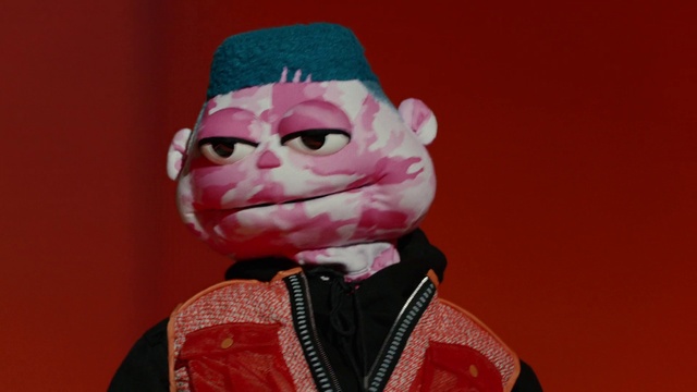 Video Reference: Head, Toy, Pink, Costume hat, Snout, Magenta, Suidae, Event, Stuffed toy, Carmine