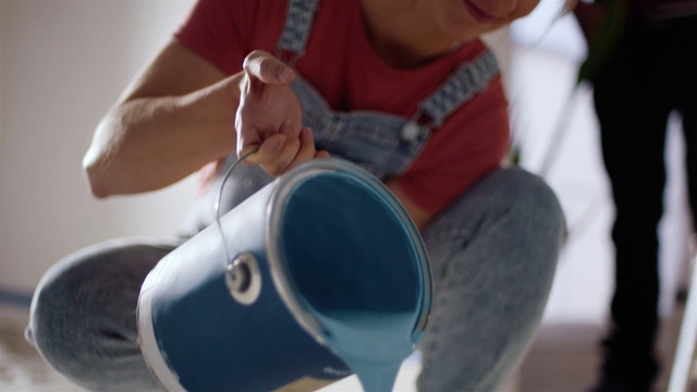 Video Reference: Hand, Goggles, Vision care, Eyewear, Drinkware, Personal protective equipment, Automotive lighting, Audio equipment, Electric blue, Health care