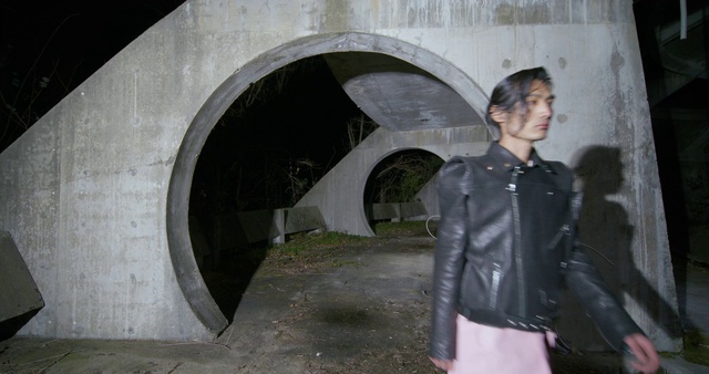 Video Reference: Sleeve, Flash photography, Grey, Leather jacket, Art, Darkness, Arch, Concrete, Formal wear, Fur