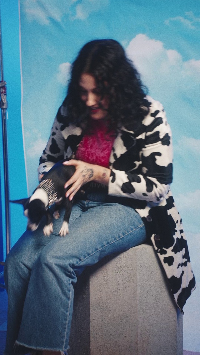 Video Reference: Hair, Jeans, Outerwear, Hairstyle, Cloud, Blue, Street fashion, Waist, Thigh, Knee