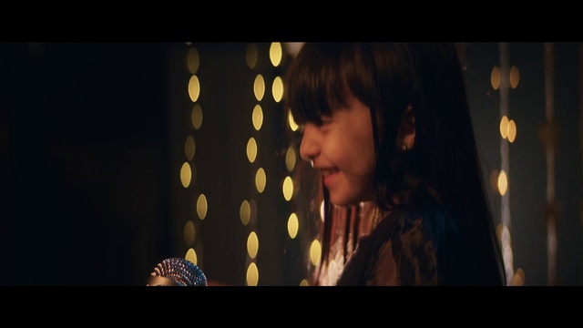 Video Reference: Flash photography, Happy, Entertainment, Musician, Smile, Music, Performing arts, Music artist, Event, Bangs