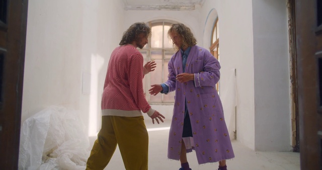 Video Reference: Purple, Sleeve, Textile, Gesture, Fashion design, Magenta, Event, Electric blue, Comfort, Room