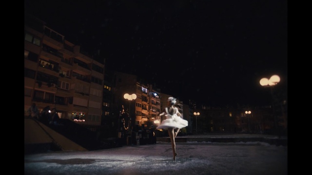 Video Reference: Water, Flash photography, Building, Fountain, Sky, Performing arts, Automotive lighting, Street light, Art, City