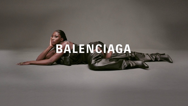 Video Reference: Flash photography, Sleeve, Comfort, Grey, Knee, Elbow, Thigh, Human leg, Happy, Fashion model