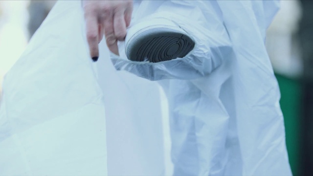 Video Reference: Hand, Leg, Dress, Human body, Sleeve, Gesture, Dress shirt, Finger, Street fashion, Human leg