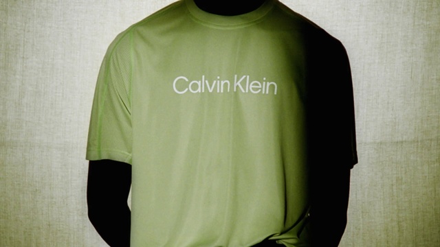 Video Reference: Jersey, Sleeve, Grey, Sportswear, Font, Active shirt, T-shirt, Gadget, Waist, Magenta