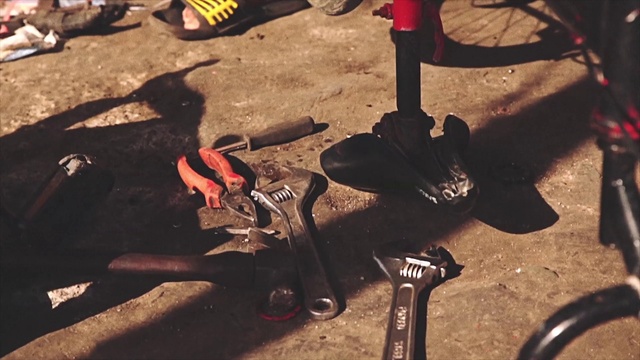 Video Reference: Tire, Light, Automotive tire, Wheel, Black, Bicycle tire, Tread, Bicycle, Road surface, Asphalt