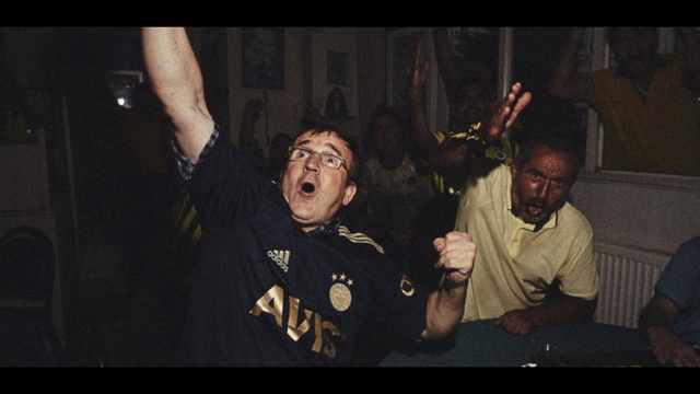 Video Reference: Flash photography, Gesture, Music, Entertainment, Fun, Event, Tie, Midnight, T-shirt, Font