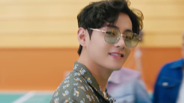 Video Reference: Forehead, Glasses, Chin, Vision care, Hairstyle, Smile, Eyewear, Happy, Street fashion, Dress shirt