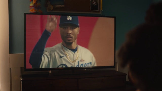 Video Reference: Baseball cap, Entertainment, Audio equipment, Flat panel display, Television set, Display device, Event, T-shirt, Television program, Multimedia