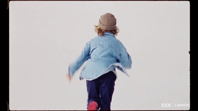 Video Reference: Jeans, Hat, Sleeve, Dress shirt, Sun hat, Cap, Waist, Gesture, Street fashion, Fedora