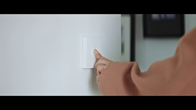 Video Reference: Joint, Hand, Arm, Sleeve, Gesture, Wood, Waist, Knee, Finger, Thigh