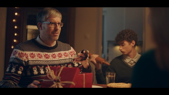 Video Reference: Glasses, Tableware, Drinkware, Interaction, Event, Fun, Flash photography, Drink, T-shirt, Eyewear