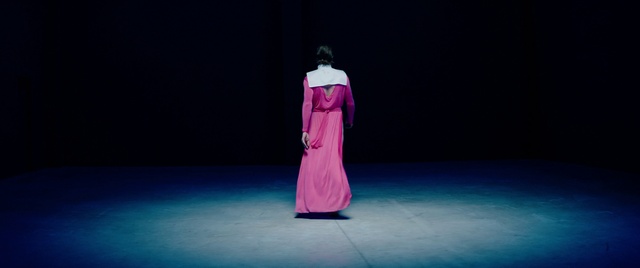 Video Reference: Hand, Arm, Blue, Human body, Performing arts, Entertainment, Fashion design, Electric blue, Magenta, Choreography