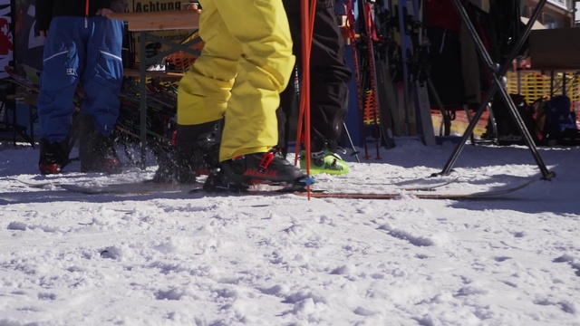 Video Reference: Trousers, Snow, Sneakers, Recreation, Personal protective equipment, Freezing, Slope, Ski Equipment, Human leg, Boot