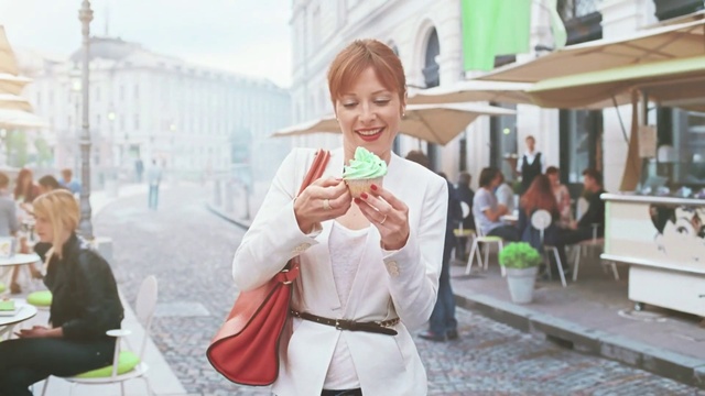 Video Reference: Smile, Happy, Street fashion, Fun, Tie, Travel, Event, Leisure, Formal wear, Eyewear