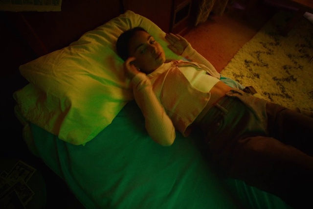 Video Reference: Comfort, Flash photography, T-shirt, Thigh, Bed, Linens, Tints and shades, Knee, Grass, Bedding