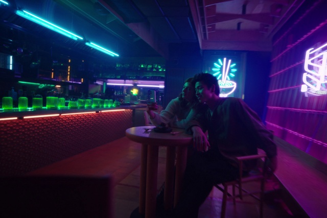 Video Reference: Light, Purple, Drinking establishment, Lighting, Building, Entertainment, Visual effect lighting, Fun, Magenta, Music