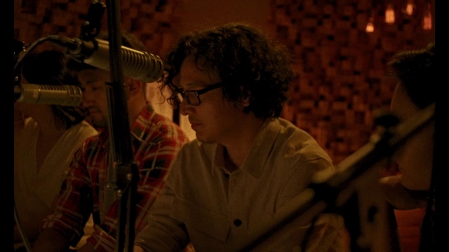 Video Reference: Glasses, Microphone, Musician, Music, Lighting, Entertainment, Plucked string instruments, Violin family, Musical instrument accessory, String instrument