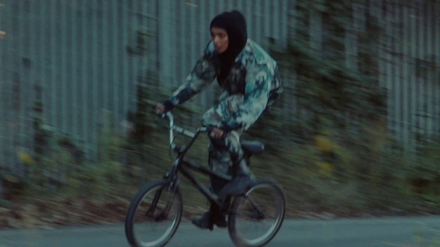 Video Reference: Bicycle, Wheel, Tire, Bicycle wheel, Bicycles--Equipment and supplies, Bicycle tire, Bicycle frame, Vehicle, Sports equipment, Bicycle accessory