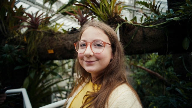 Video Reference: Glasses, Smile, Hairstyle, Vision care, Eyebrow, Vertebrate, Leaf, Botany, Plant, Flash photography