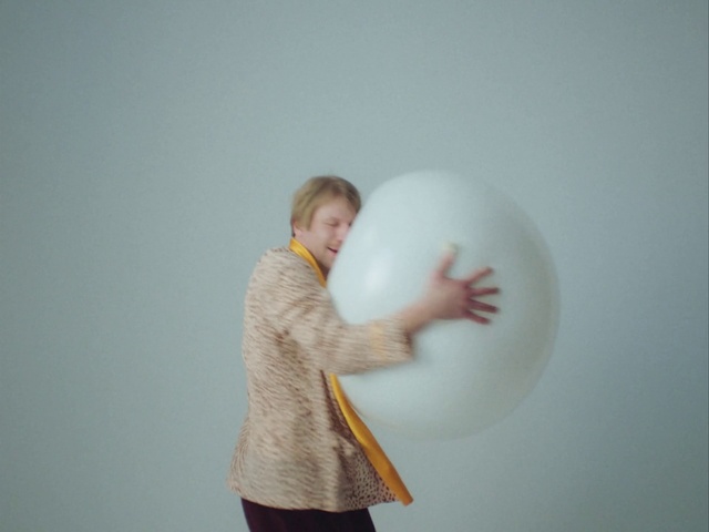 Video Reference: Hand, Shoulder, Arm, Shirt, Sleeve, Gesture, Balloon, Finger, T-shirt, Elbow