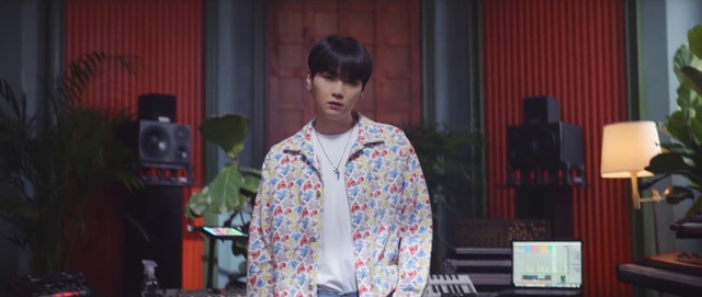 Video Reference: Flash photography, Sleeve, Standing, Street fashion, Audio equipment, Event, Entertainment, T-shirt, Fashion design, Fun