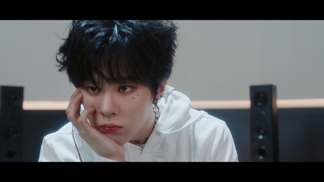 Video Reference: Nose, Eyelash, Flash photography, Jaw, Sleeve, Gesture, Bangs, Event, Fun, Crop