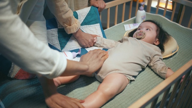 Video Reference: Joint, Hand, Arm, Comfort, Health care, Health care provider, Medical procedure, Gesture, Patient, Medical