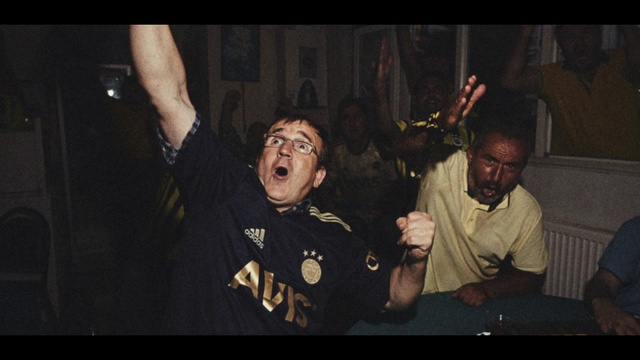 Video Reference: Flash photography, Gesture, Music, Entertainment, Fun, T-shirt, Event, Midnight, Tie, Darkness