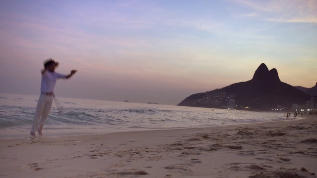 Video Reference: Cloud, Sky, Water, People on beach, People in nature, Beach, Gesture, Sunlight, Travel, Coastal and oceanic landforms