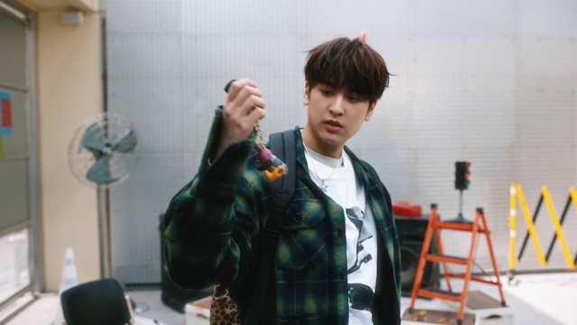 Video Reference: Sleeve, Gesture, Tartan, Jacket, T-shirt, Plaid, Event, Fun, Chair, Uniform