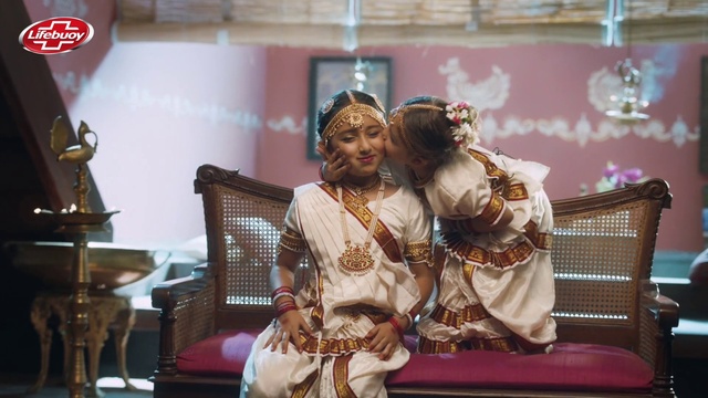 Video Reference: Hat, Entertainment, Smile, Fashion design, Happy, Performing arts, Necklace, Jewellery, Event, Chair