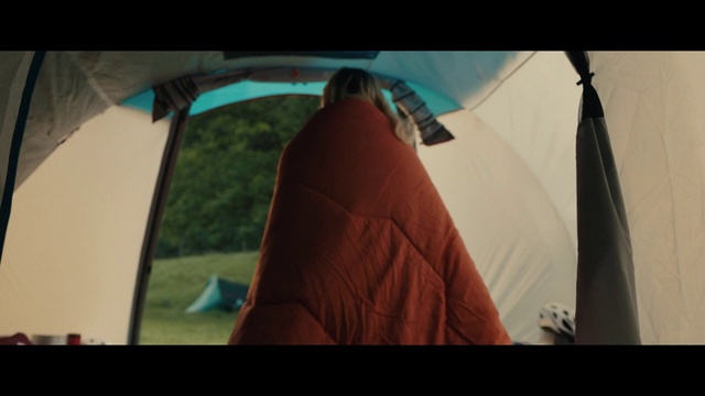 Video Reference: Hand, Automotive mirror, Natural environment, Gesture, Mode of transport, Vehicle door, Automotive exterior, Rear-view mirror, Automotive design, Tints and shades