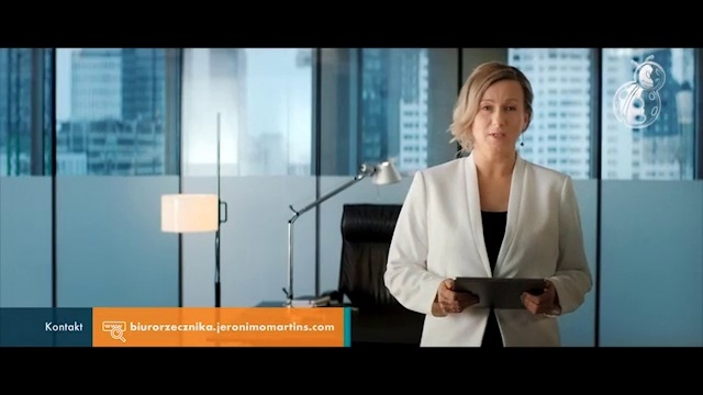 Video Reference: Television presenter, Sleeve, Gesture, Formal wear, Gadget, Event, Spokesperson, Speech, Display device, White-collar worker
