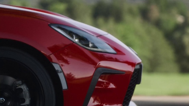 Video Reference: Tire, Wheel, Vehicle, Hood, Automotive tire, Automotive lighting, Automotive design, Hubcap, Tread, Car