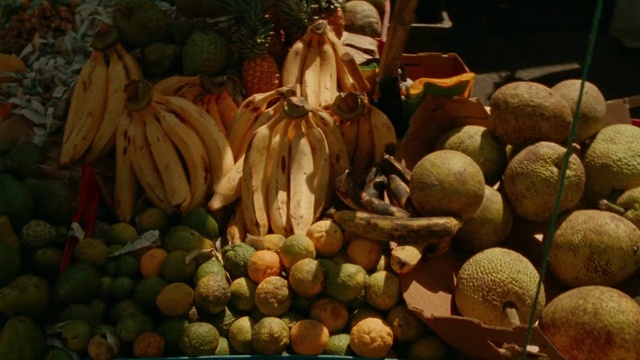 Video Reference: Food, Natural foods, Saba banana, Banana, Whole food, Ingredient, Greengrocer, Leaf vegetable, Matoke, Staple food