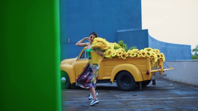 Video Reference: Footwear, Wheel, Tire, Land vehicle, Car, Vehicle, Green, Motor vehicle, Automotive design, Shorts